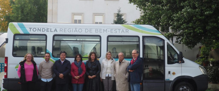 Município de Tondela entrega mini-autocarro à Vários